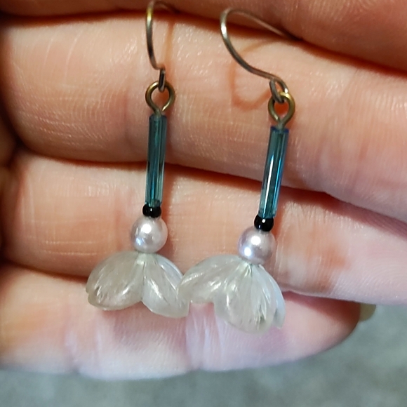 VINTAGE TRUMPET LILY FAUX PEARL DROP DANGLE HOOK 1.1" EARRINGS - Picture 7 of 9